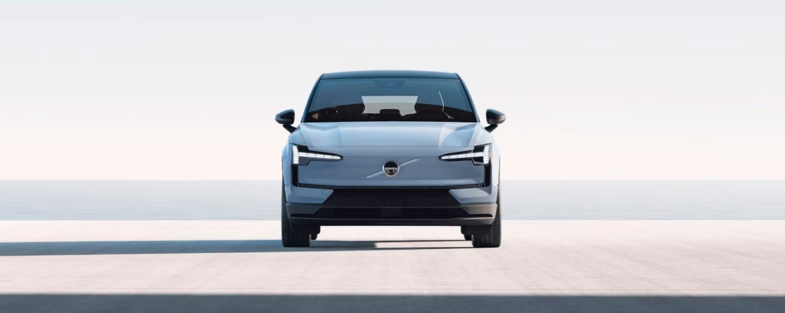 Vista delantera de SUV eléctrico Volvo EX30 color azul marino con luces led futuristas.
