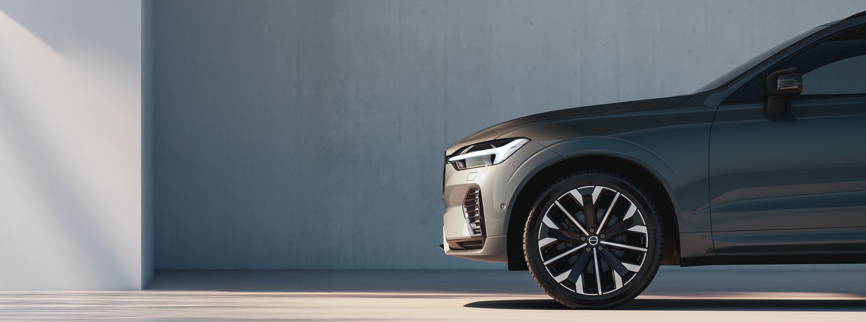 Vista frontal de la parte delantera de auto híbrido Volvo XC60 con luces futuristas led y rines de lujo.  