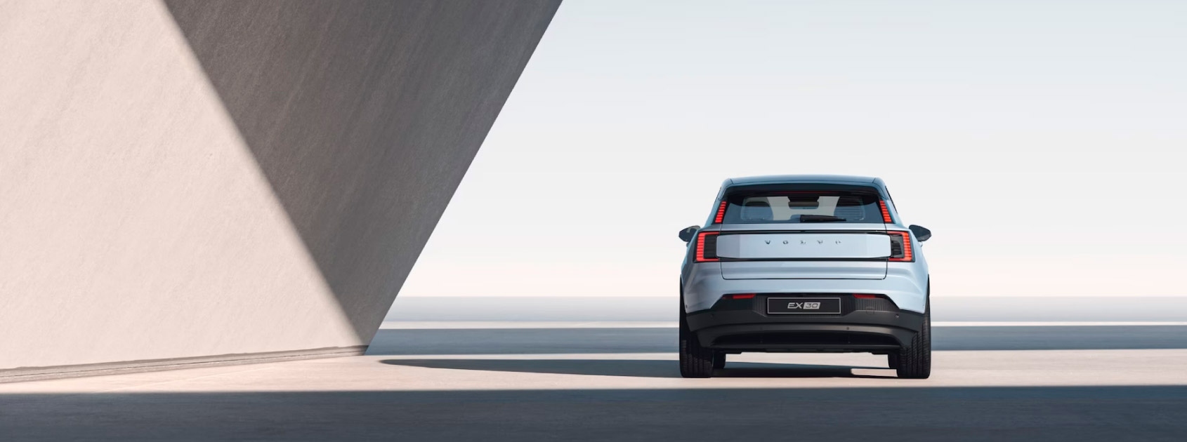 Vista trasera de SUV 100% eléctrica EX30 con luces de lujo. 