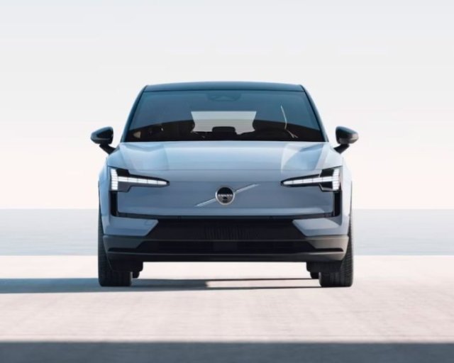 Vista delantera de SUV eléctrico Volvo EX30 color azul marino con luces led futuristas.