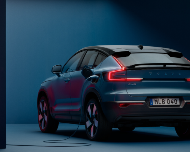 Vista trasera de vehículo eléctrico Volvo EC40 Pure Electric color azul Fjord con luces de neón