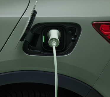 ¿Qué es y cómo funcionan los autos híbridos enchufables?