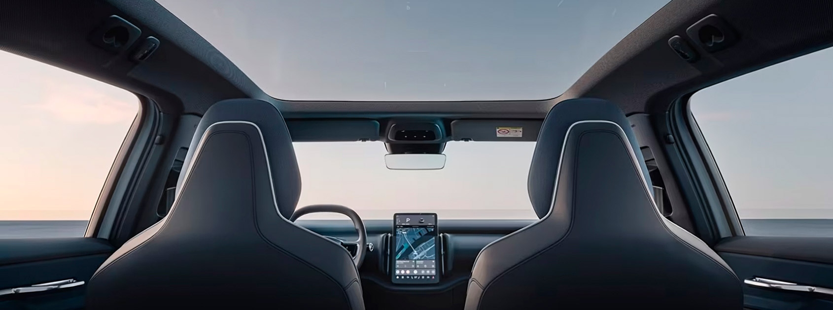 Vista interior de sunroof y asientos delanteros de Volvo EX30 Electric.