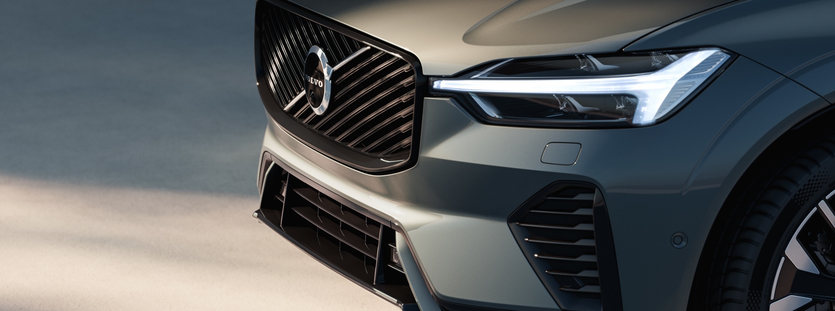 Vista de la parrilla frontal de SUV hibrido Volvo CX60 color gris.