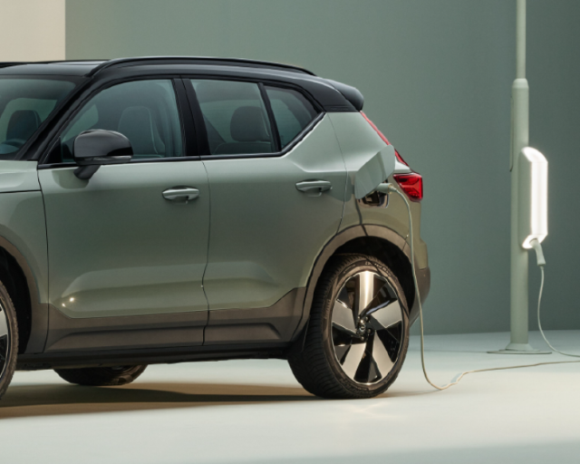 Volvo EX40 Electric color verde oliva siendo cargado conectado a una estación.