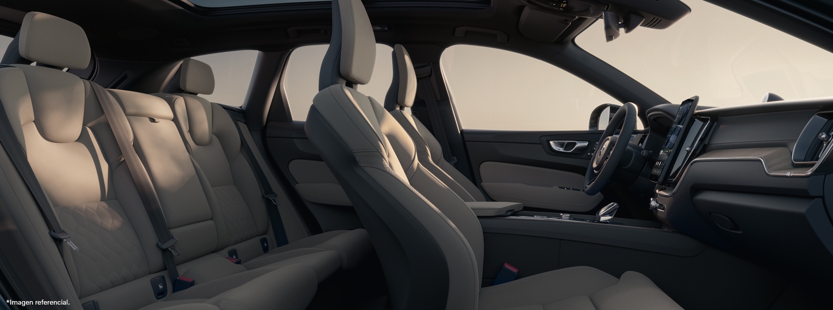 Vista interior de asientos delanteros y traseros de SUV hibrida XC60 con tapizado de cuero y habitáculo de lujo.  