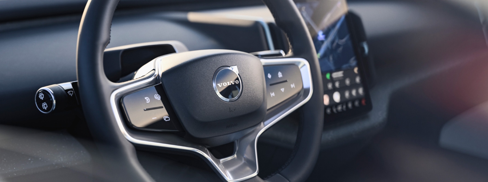 Vista cercana del volante de conducción de auto eléctrico Volvo EX30.