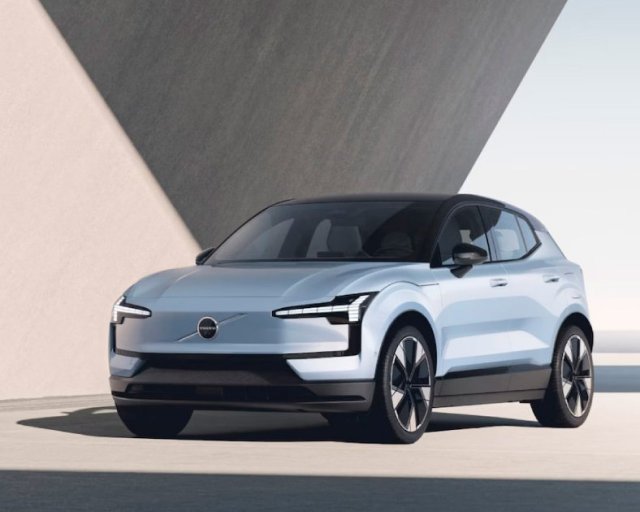 Volvo EX30 Electric color azul con luces futuristas y rines de lujo.