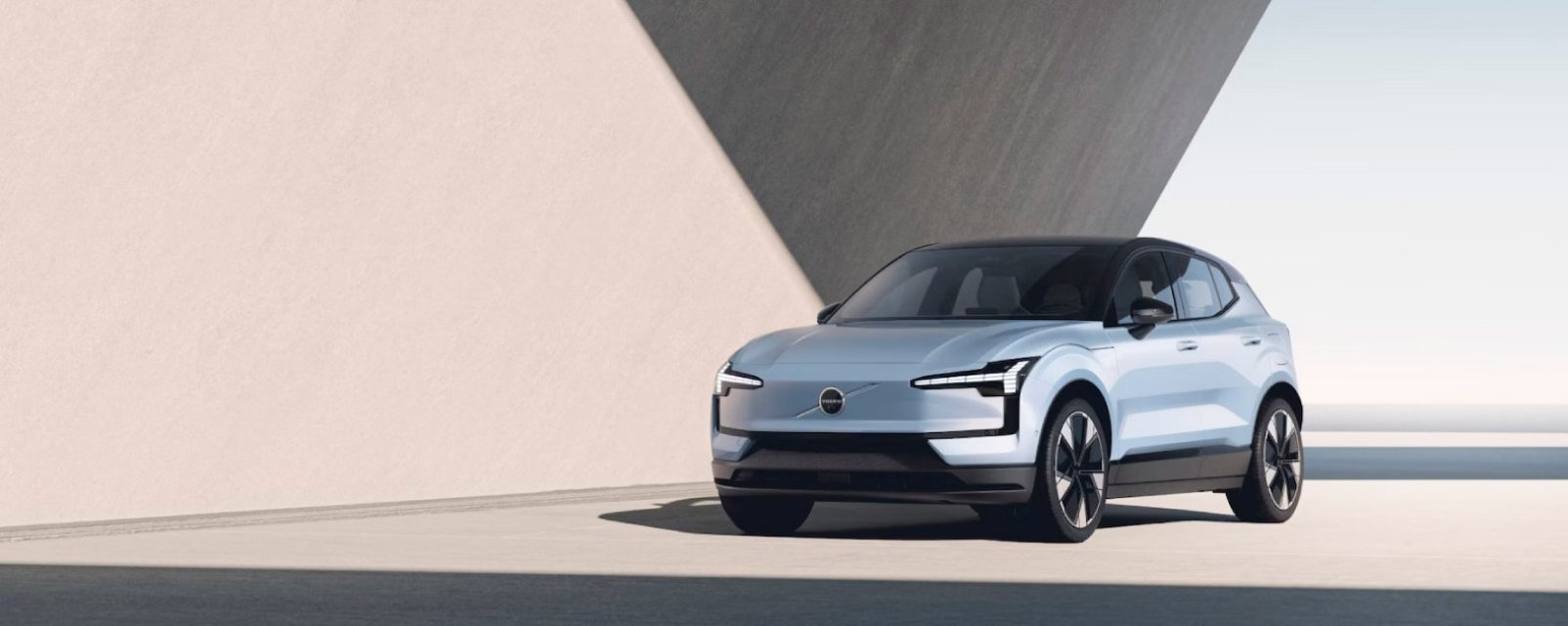 Volvo EX30 Electric color azul con luces futuristas y rines de lujo.